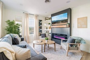 Televisión y chimenea 