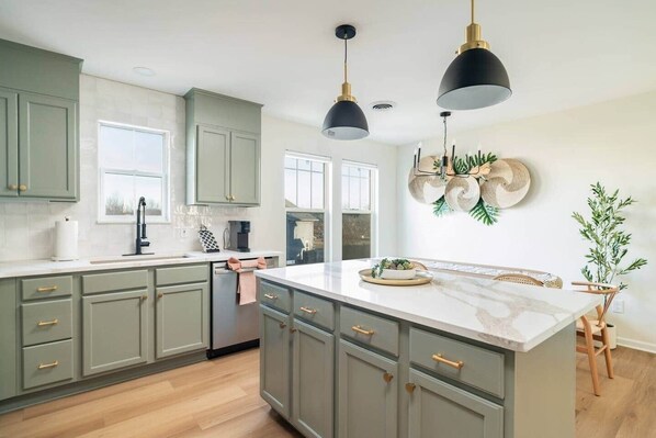 冰箱、微波炉、烤箱、炉灶