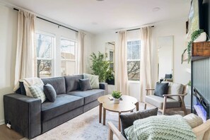 TV, fireplace - University Bliss 1 mile from UTK (Knoxville)