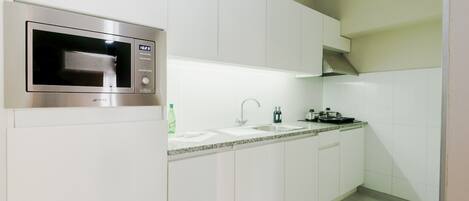 Fridge, microwave, stovetop, cookware/dishes/utensils