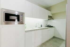 Fridge, microwave, stovetop, cookware/dishes/utensils