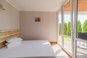 1 bedroom, travel cot, free WiFi, bed sheets