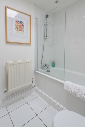 Haartrockner, HandtĂŒcher, Seife, Toilettenpapier