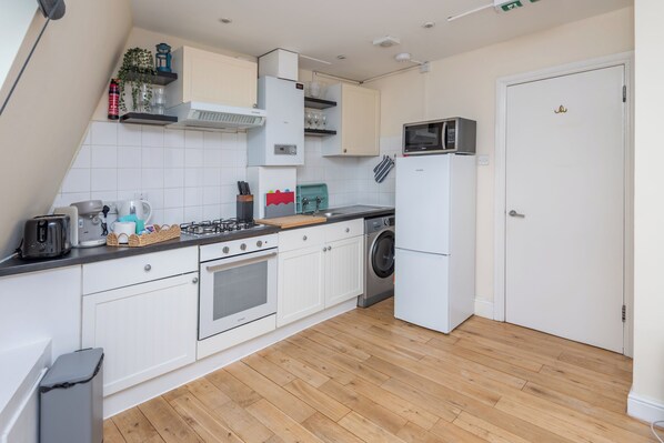 Refrigerador, microondas, horno, placa de cocina