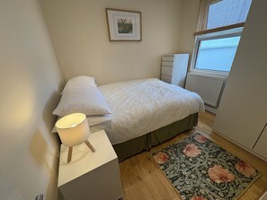 Tabla de planchar con plancha, wifi gratis y ropa de cama
