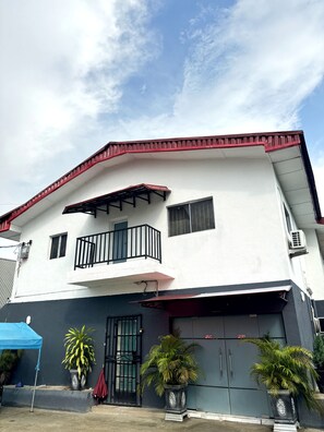 Front of property - Dee Os' Hotel (Port Harcourt)