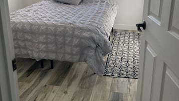 3 habitaciones, tabla de planchar con plancha, wifi y ropa de cama