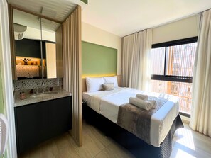 Deluxe Studio, City View | Iron/ironing board, free WiFi