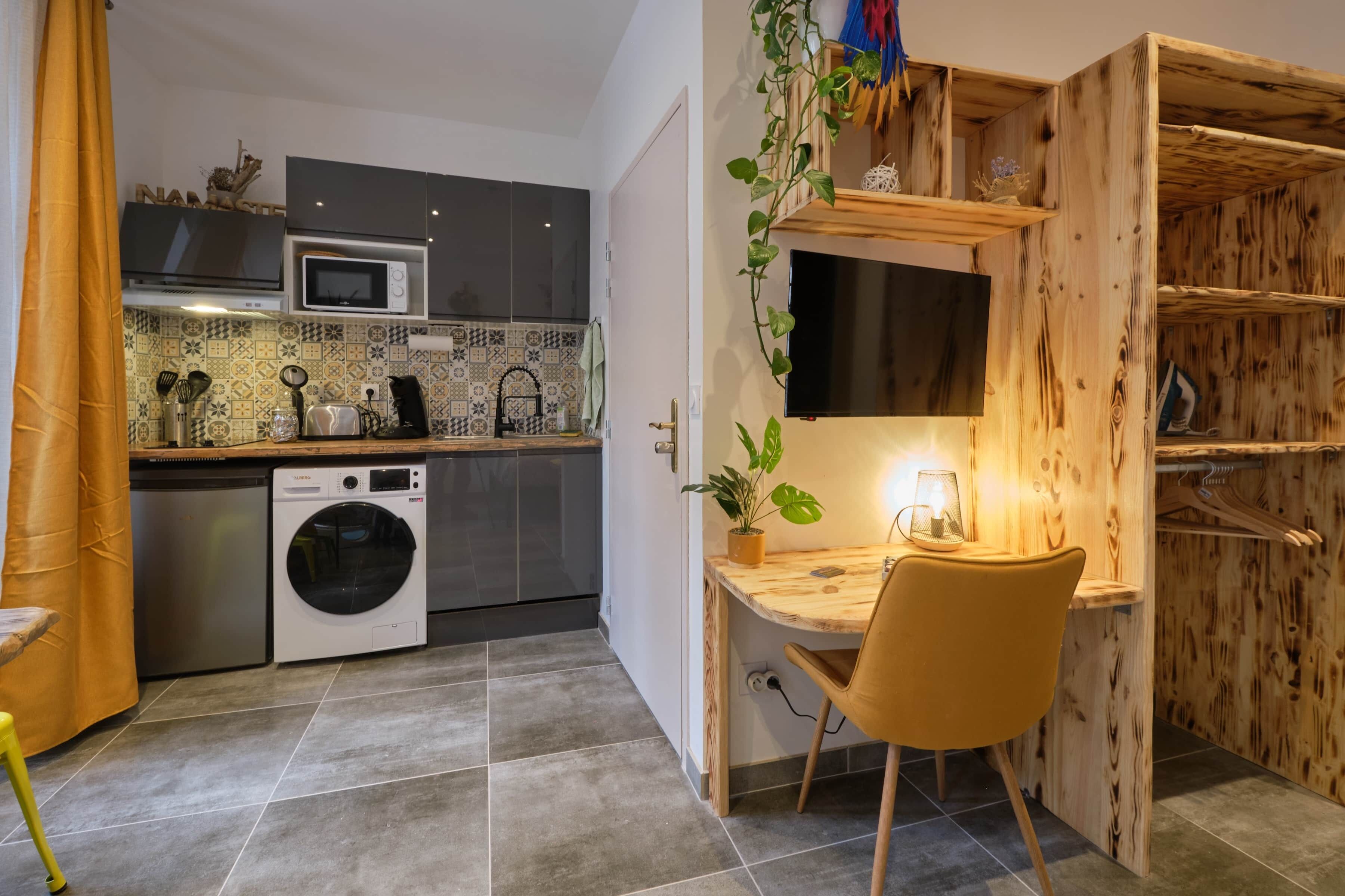 Fridge, microwave, stovetop, cookware/dishes/utensils