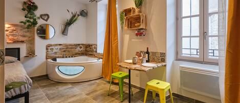 1 chambre, fer et planche Ă repasser, Wi-Fi gratuit, draps fournis