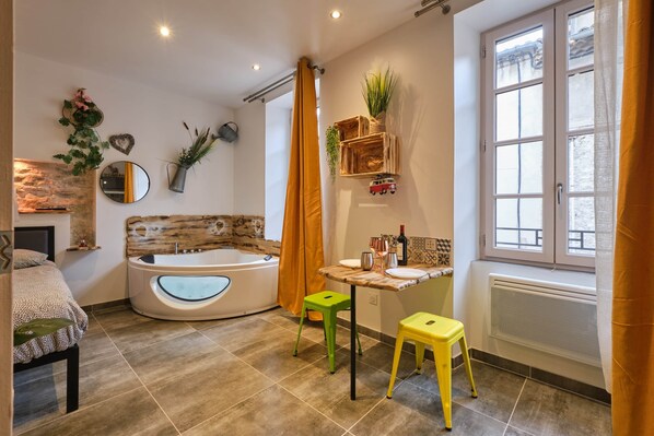 1 chambre, fer et planche à repasser, Wi-Fi gratuit, draps fournis