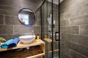 Douche, sèche-cheveux, serviettes fournies, savon