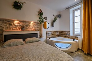 1 bedroom, iron/ironing board, free WiFi, bed sheets - D2. Jacuzzi & comfort in the heart of Carcassonne (Carcassonne)
