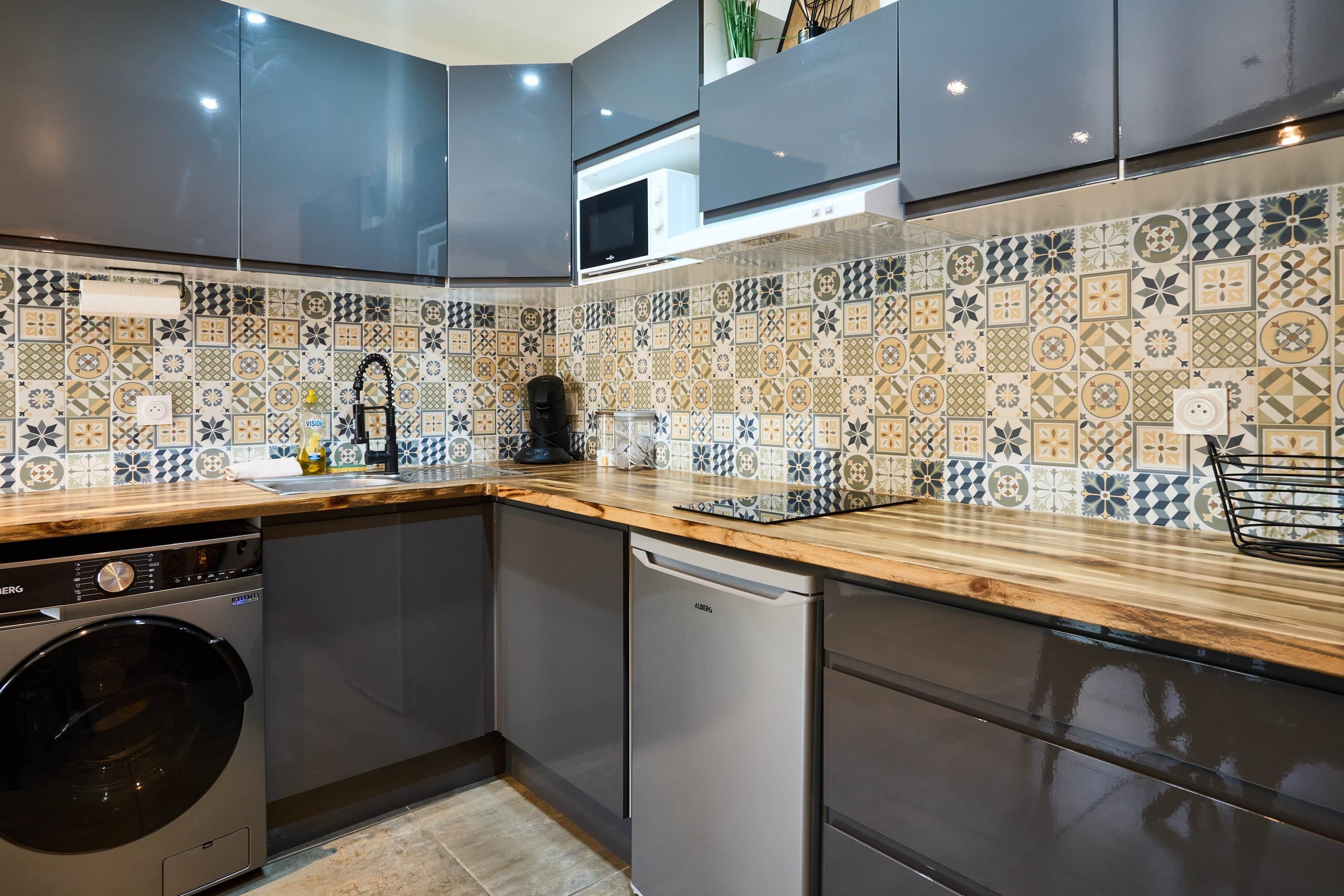 Réfrigérateur, micro-ondes, grille-pain