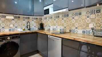 Frigorífico, microondas, tostadora y utensilios de cocina