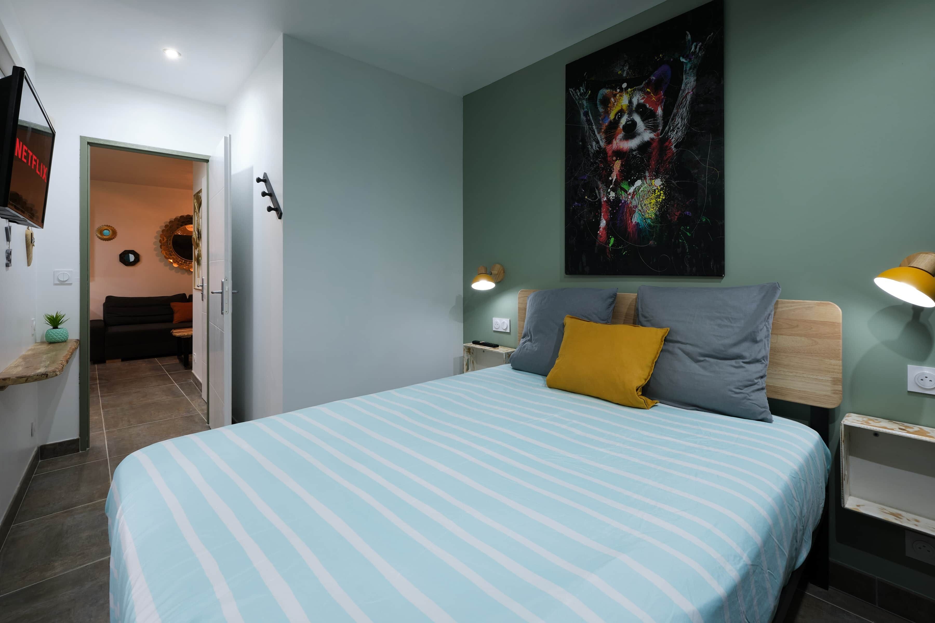 1 habitación, tabla de planchar con plancha, wifi gratis y ropa de cama 