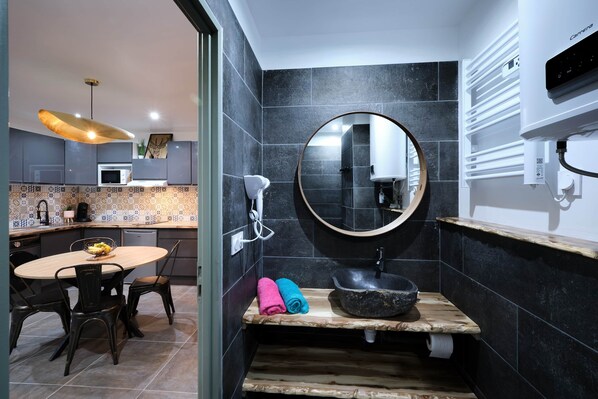 ثلاجة، ميكروويف، محمصة خبز، مستلزمات طهي/أطباق/أوعية