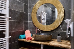 Shower, hair dryer, towels, soap - Bright Apartment - 4 People - Air Conditioning. (Carcassonne)