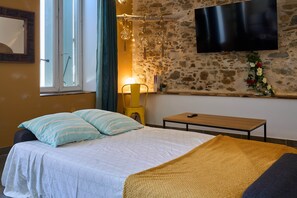 1 bedroom, iron/ironing board, free WiFi, bed sheets - Bright Apartment - 4 People - Air Conditioning. (Carcassonne)