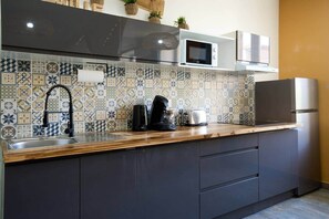 Réfrigérateur, micro-ondes, plaque de cuisson, grille-pain