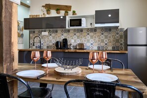 Fridge, microwave, stovetop, toaster - Bright Apartment - 4 People - Air Conditioning. (Carcassonne)