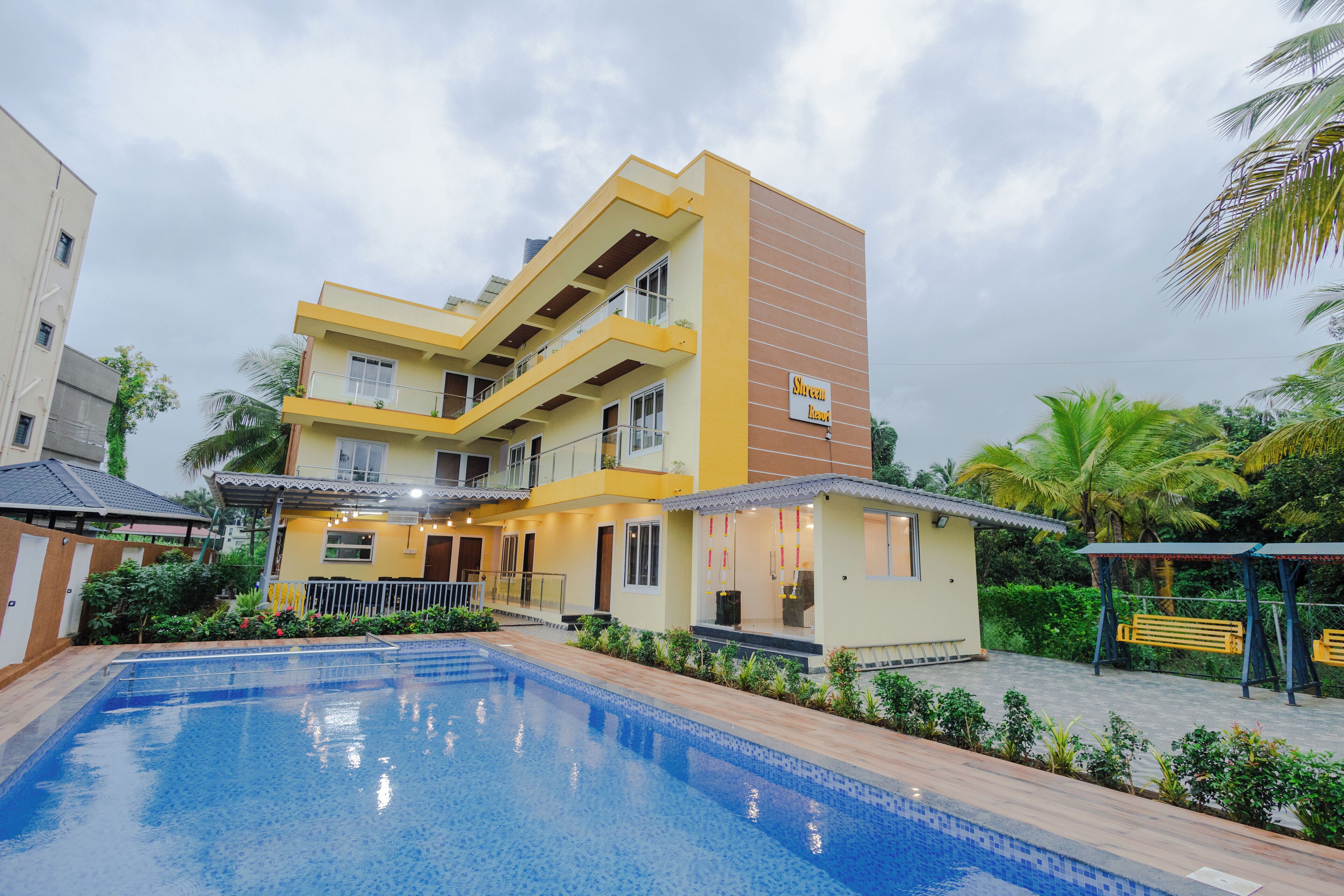 Una piscina al aire libre
