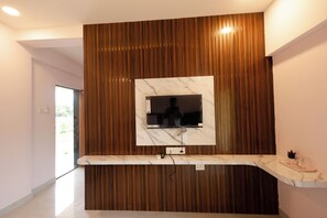 Een bureau, een laptopwerkplek, gratis wifi