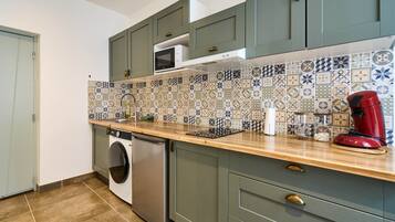 Fridge, microwave, toaster, cookware/dishes/utensils