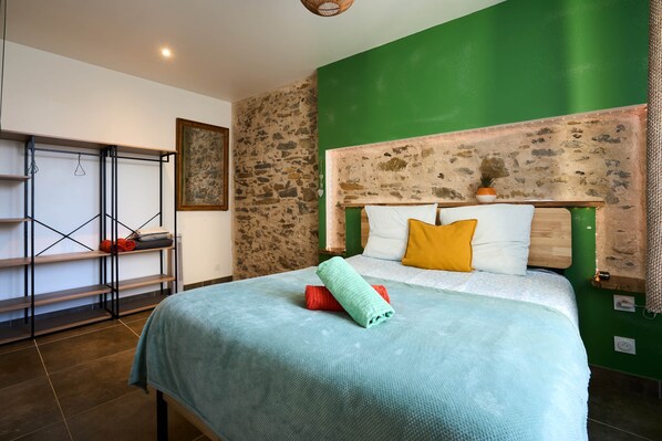 2 bedrooms, iron/ironing board, free WiFi, bed sheets