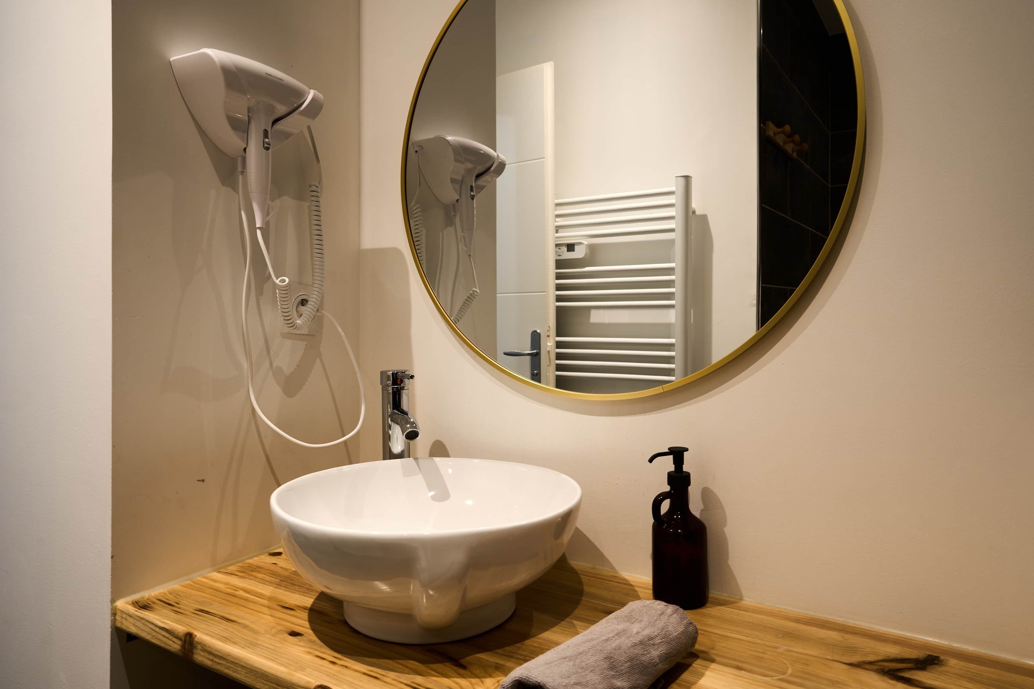 Een douche, een haardroger, handdoeken