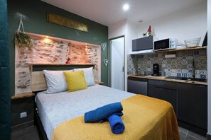1 dormitorio, tabla de planchar con plancha, wifi y ropa de cama