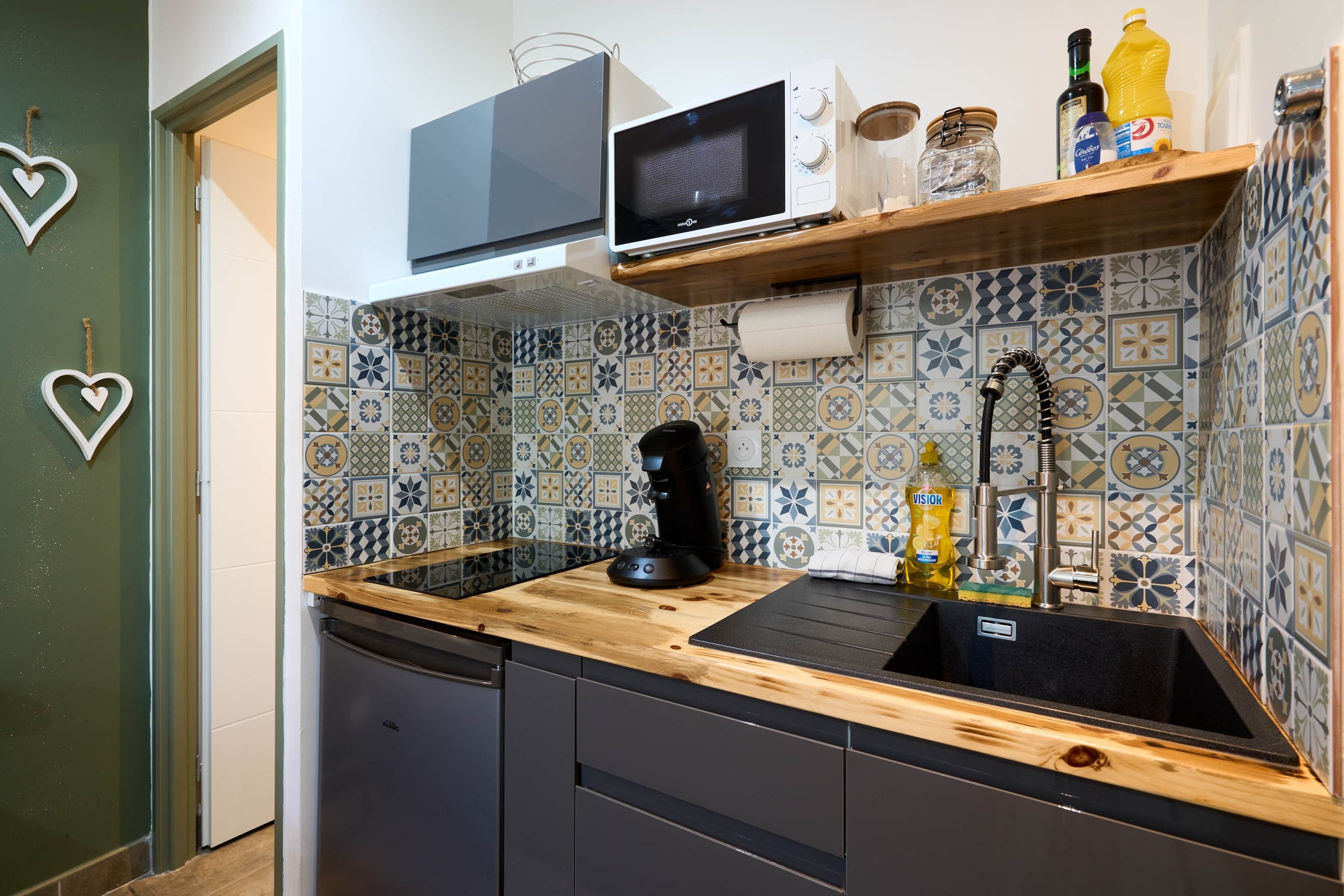 Fridge, microwave, stovetop, coffee/tea maker