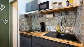 Refrigerador, microondas, parrilla de estufa y cafetera y tetera