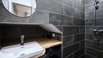 Doccia, asciugacapelli, asciugamani, sapone
