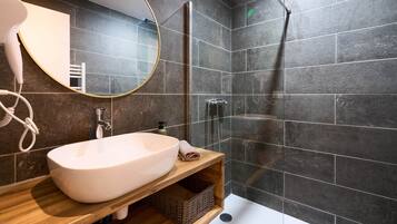 Douche, sèche-cheveux, serviettes fournies, savon