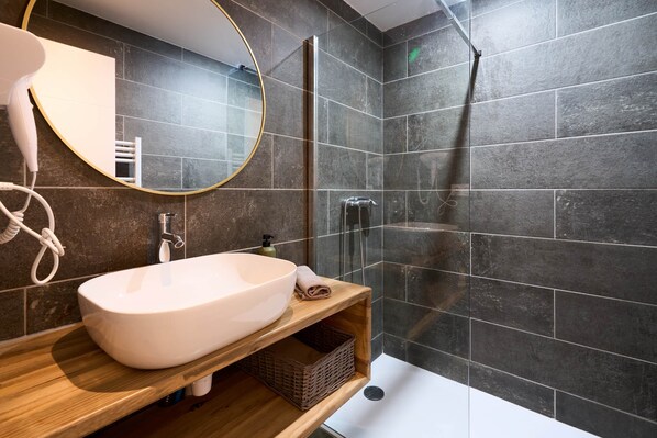Douche, séchoir à cheveux, serviettes fournies, savon
