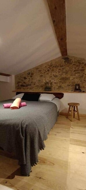 2 chambres, fer et planche à repasser, Wi-Fi, draps fournis