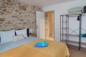 Iron/ironing board, WiFi, bed sheets