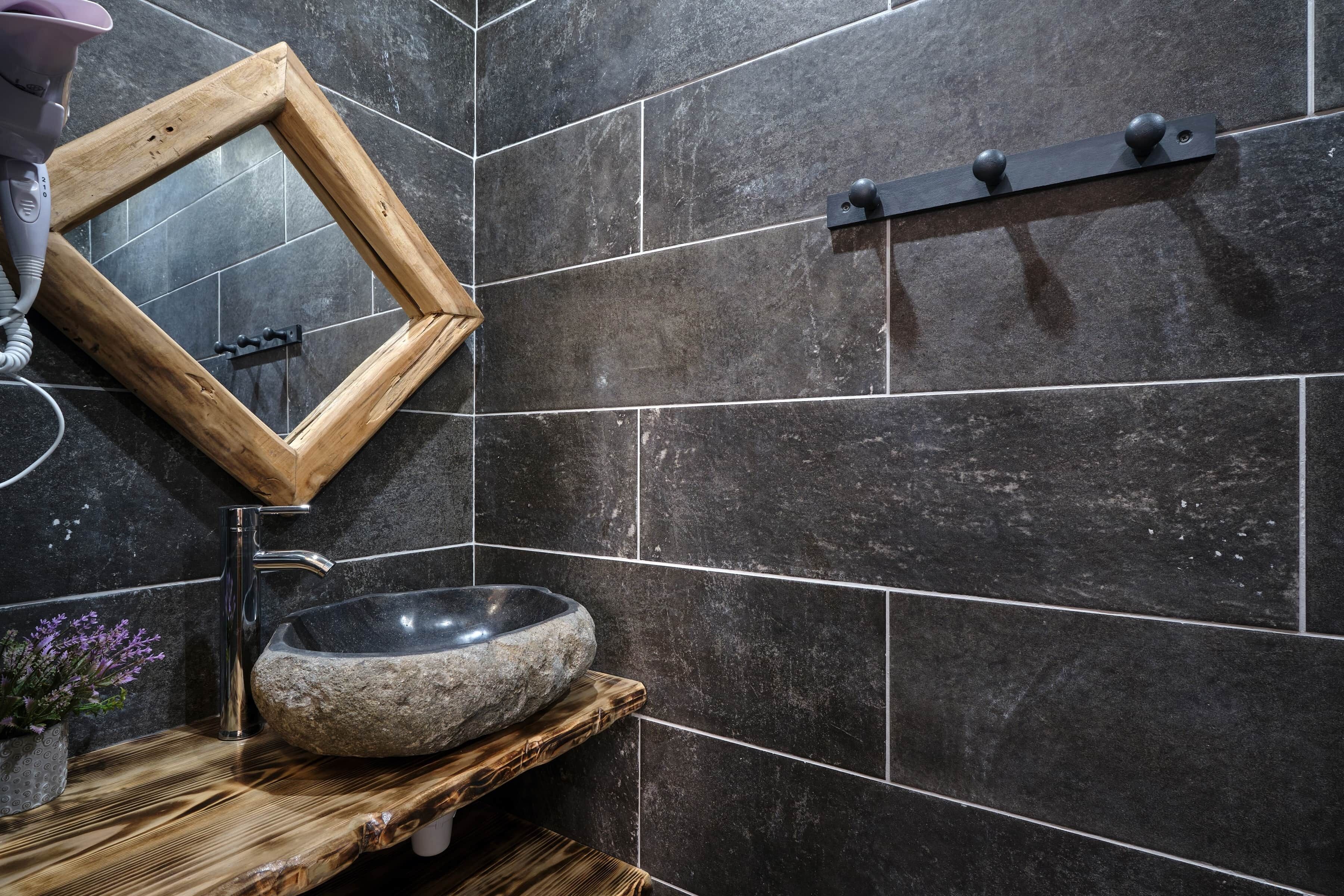 Douche, séchoir à cheveux, serviettes fournies, savon