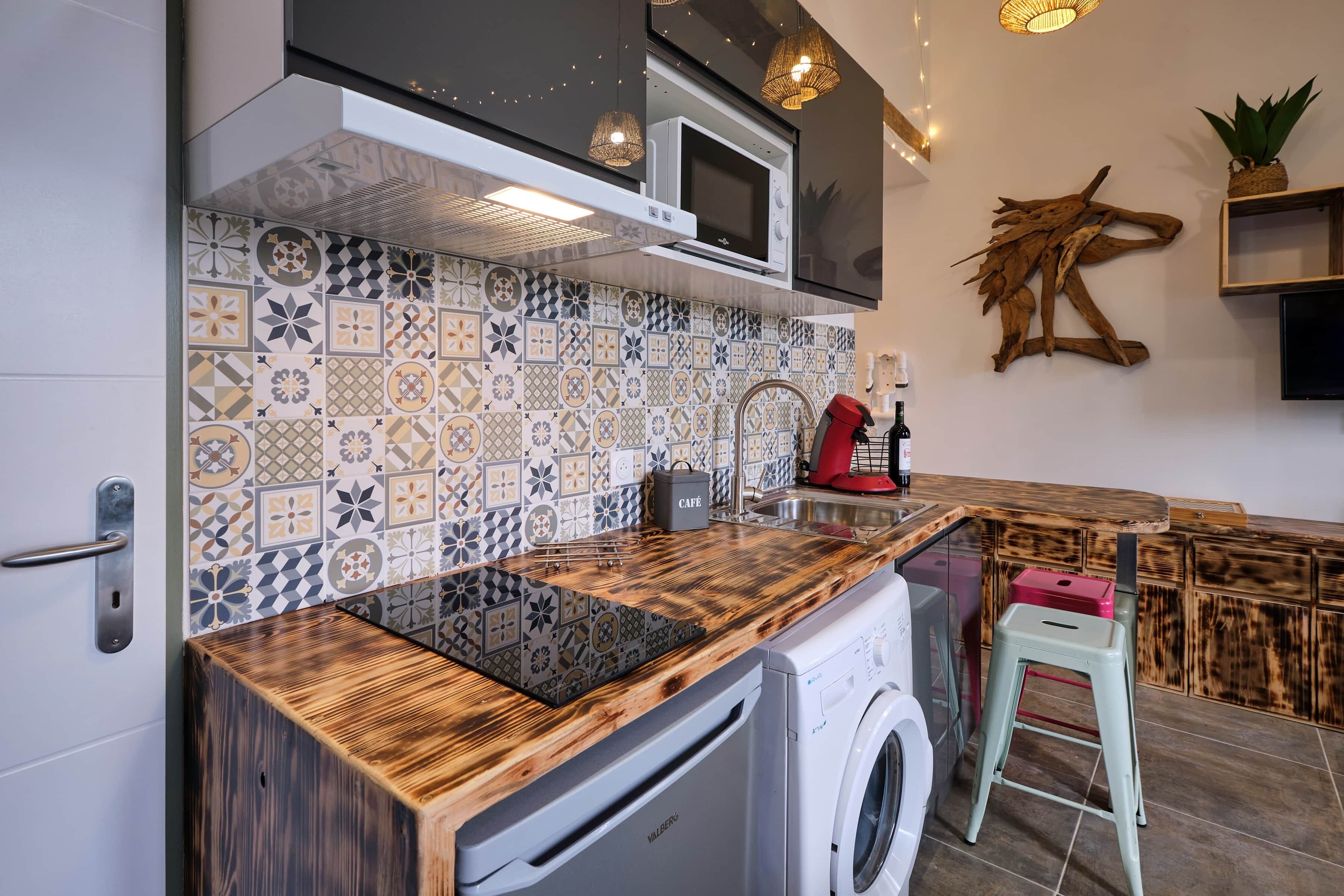 Refrigerador, microondas, tostadora y utensilios de cocina 