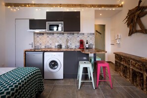 Fridge, microwave, toaster, cookware/dishes/utensils - Comfortable & bright studio - Air conditioning - Centre (Carcassonne)