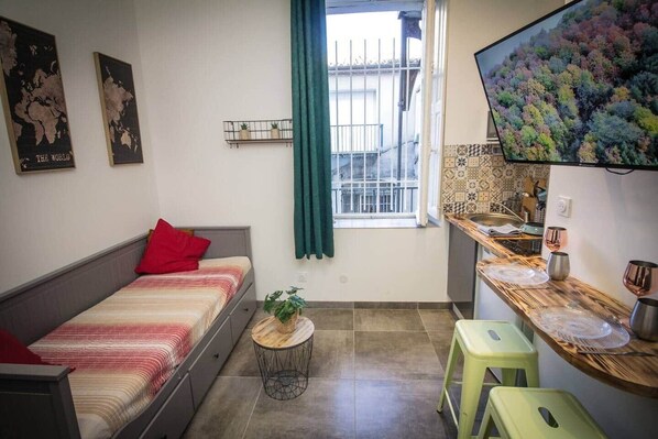 Iron/ironing board, WiFi, bed sheets