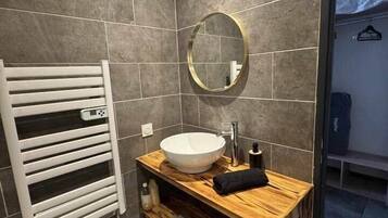 Secador de pelo, toallas, jabón y champú