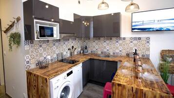 Frigorífico, microondas, tostadora y utensilios de cocina