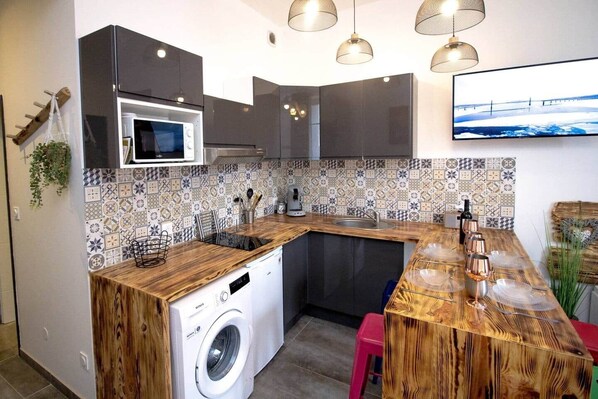 Refrigerador, microondas, tostadora y utensilios de cocina 