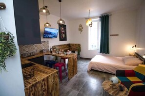Tabla de planchar con plancha, wifi y ropa de cama 