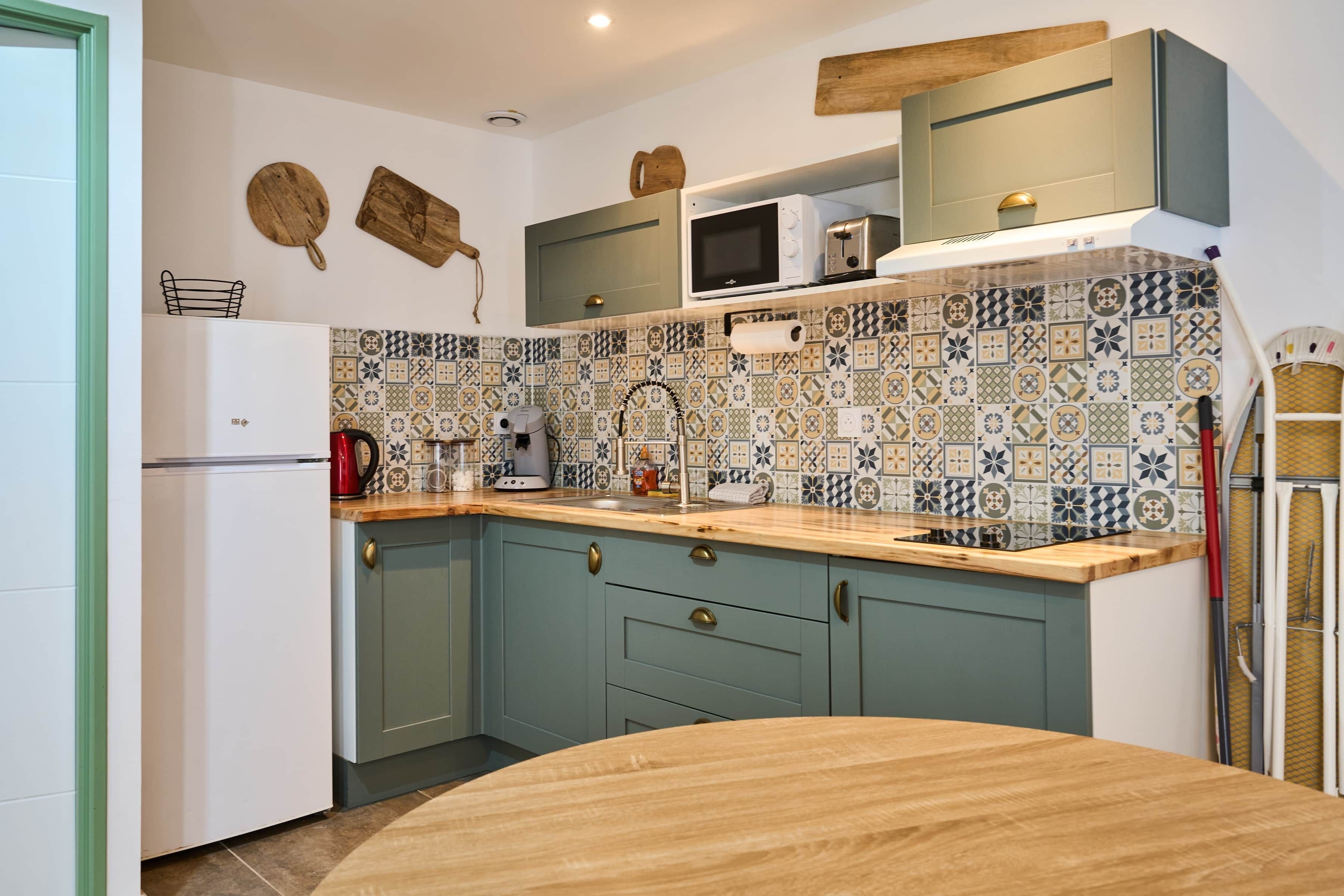 Réfrigérateur, micro-ondes, grille-pain