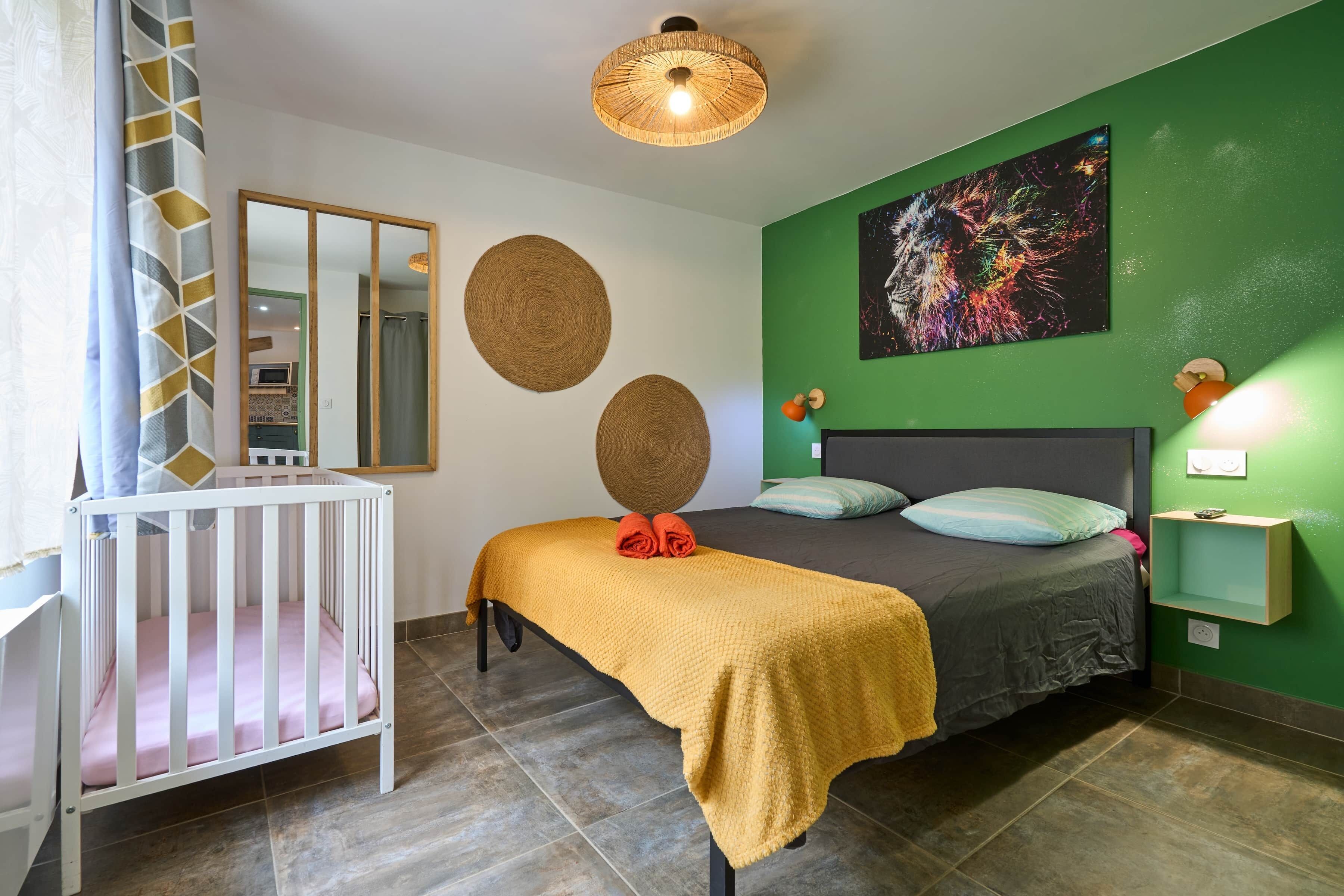 1 slaapkamer, een strijkplank/strijkijzer, gratis wifi, beddengoed