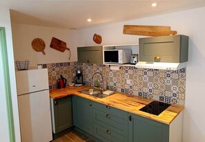 Kühlschrank, Mikrowelle, Toaster, Kochgeschirr/Geschirr/Besteck