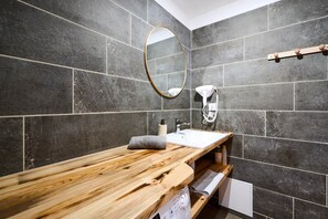 Dusche, Haartrockner, Handtücher, Seife